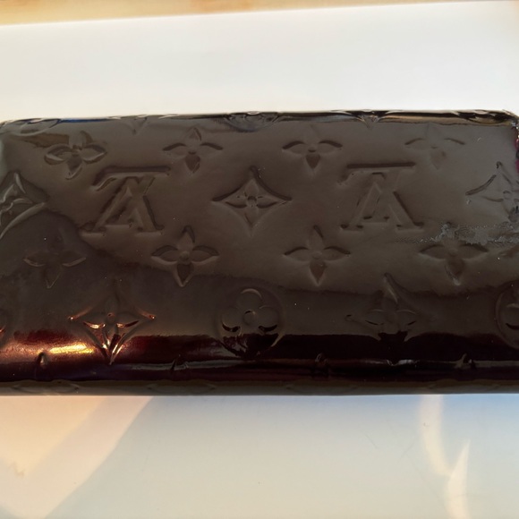 Authentic Louis Vuitton Sarah Wallet – Monogram Vernis Leather Amarante TH4078 - Picture 2 of 5